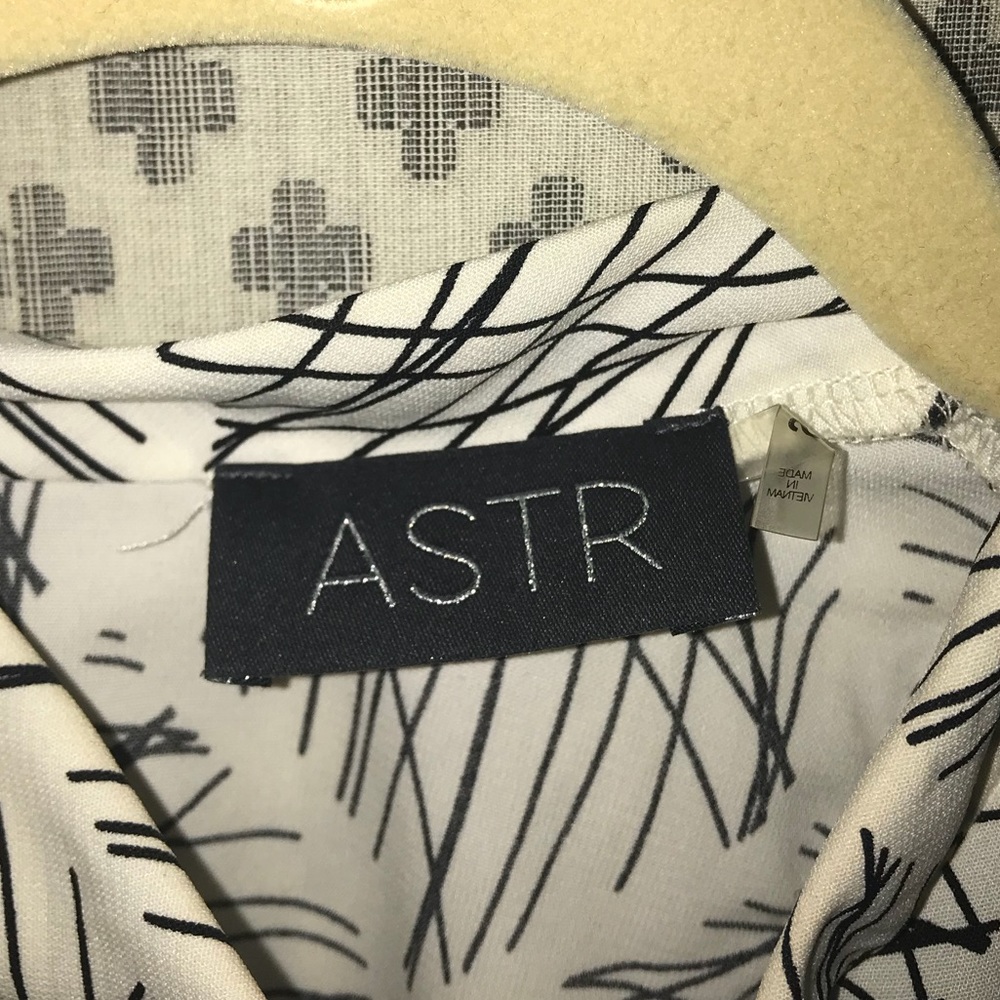ASTR Patterned High Neck Top - Picture 2 of 3